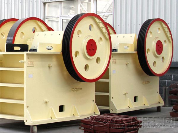 采石場(chǎng)破碎石頭要用到哪些設備？