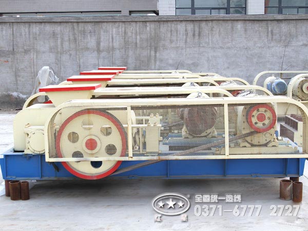 水泥廠(chǎng)用輥式破碎機