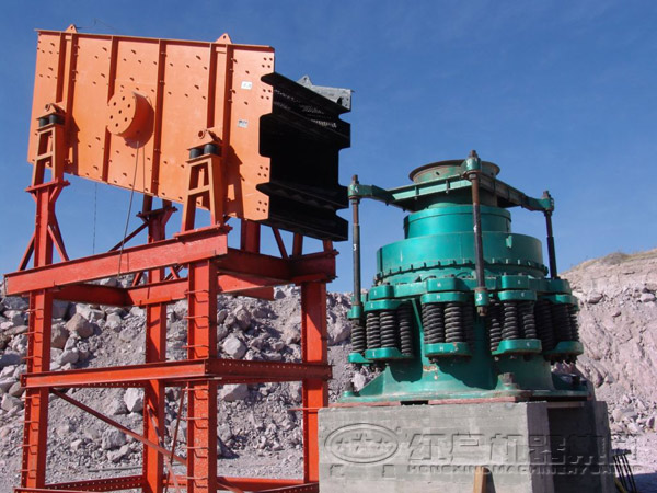 小型砂石破碎機生產(chǎn)現場(chǎng)