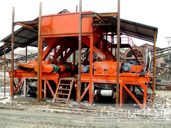 輥式破碎機設備工作現場(chǎng)