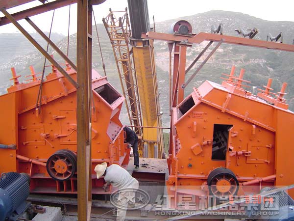 石灰石反擊式破碎機安裝現場(chǎng)