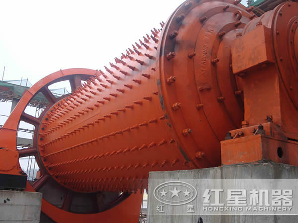 螢石礦球磨機工作現場(chǎng)
