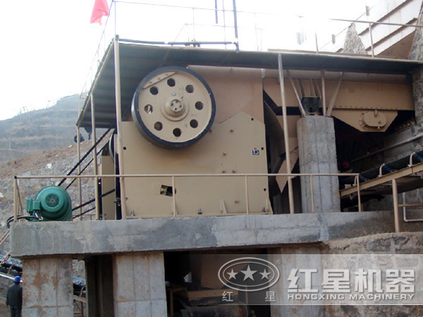 簡(jiǎn)擺式破碎機工作現場(chǎng)