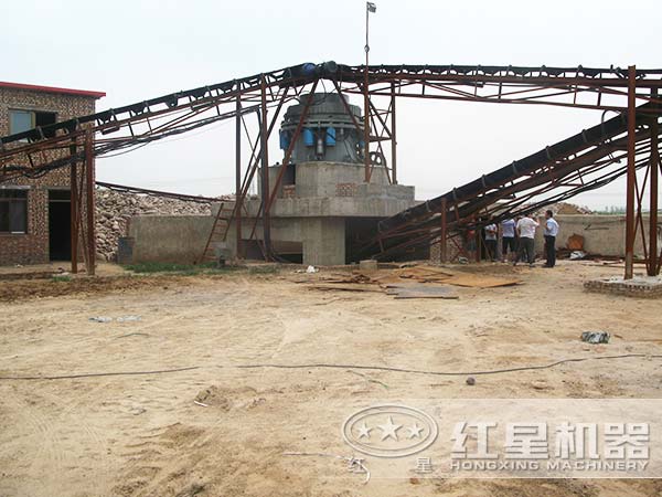 液壓圓錐破破碎現場(chǎng)示意圖