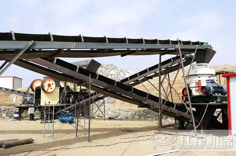 花崗巖破碎生產(chǎn)線(xiàn)作業(yè)現場(chǎng)