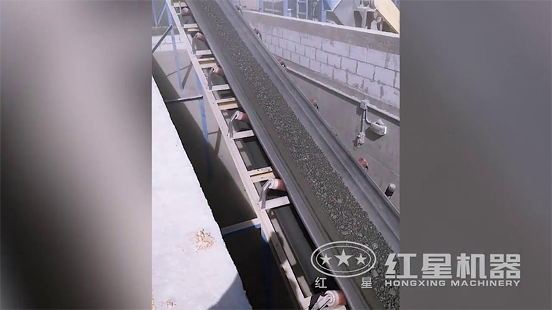 陜西時(shí)產(chǎn)100噸煤炭對輥破碎機處理加工現場(chǎng)