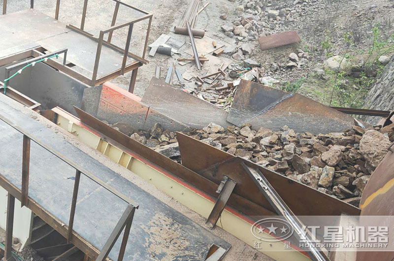 振動(dòng)給料機工作現場(chǎng)實(shí)拍圖