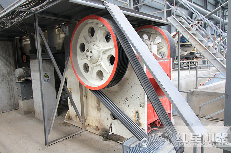 69式破碎機工作現場(chǎng)實(shí)拍圖 69式破碎機工作現場(chǎng)實(shí)拍圖