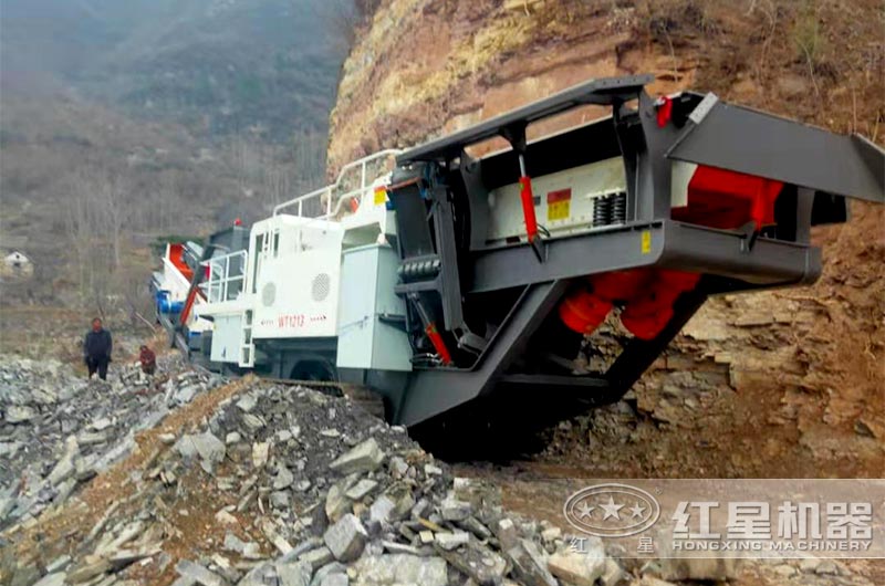 移動(dòng)破碎機處理隧道廢料的現場(chǎng)