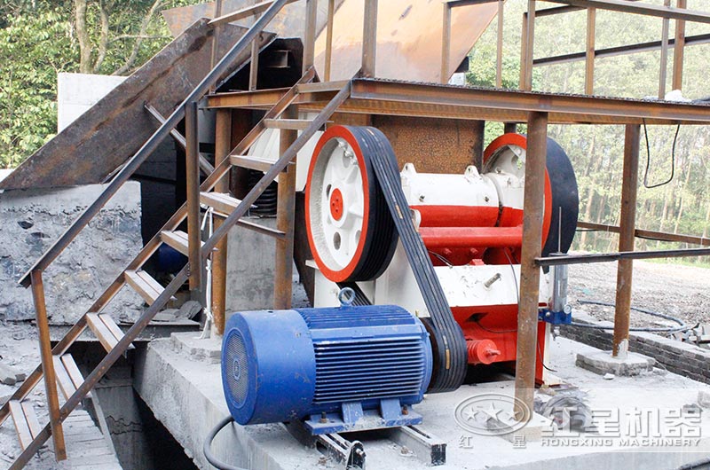 顎式破碎機工作現場(chǎng)實(shí)拍 顎式破碎機工作現場(chǎng)實(shí)拍