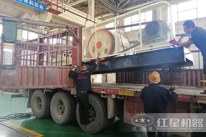 雙輥式破碎機裝車(chē)準備發(fā)貨 雙輥式破碎機裝車(chē)準備發(fā)貨