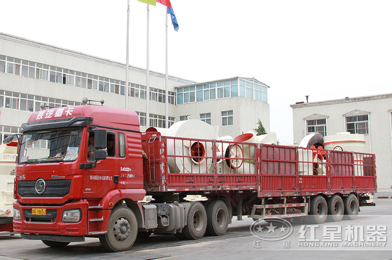 石英石雷蒙磨粉機裝車(chē)發(fā)貨 石英石雷蒙磨粉機裝車(chē)發(fā)貨