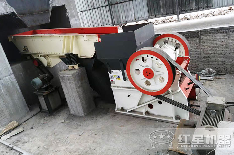 時(shí)產(chǎn)500噸玄武巖破碎現場(chǎng) 時(shí)產(chǎn)500噸玄武巖破碎現場(chǎng)