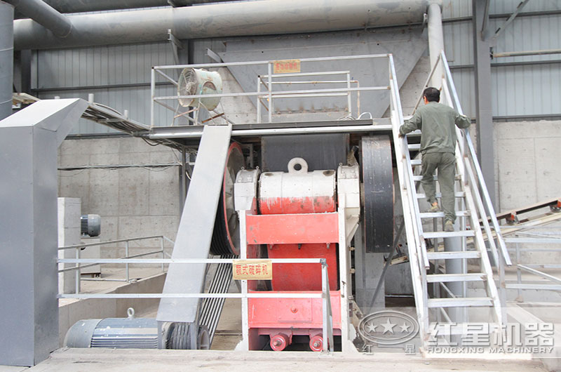 顎式破碎機工作現場(chǎng)圖片