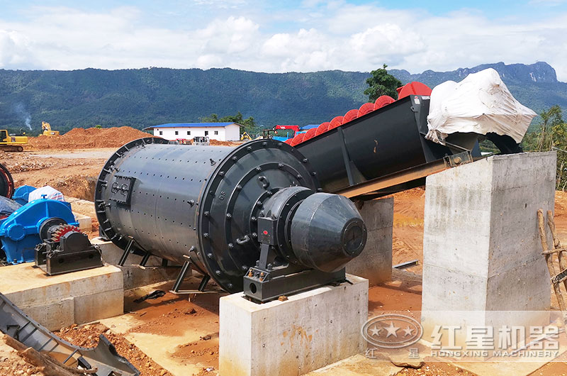 新型球磨機工作現場(chǎng)圖片