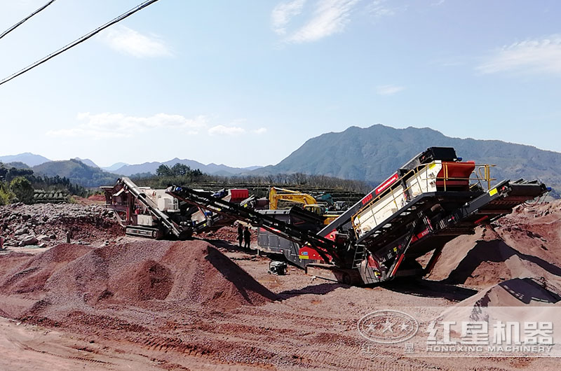 履帶式移動(dòng)破碎車(chē)工作現場(chǎng)實(shí)拍圖