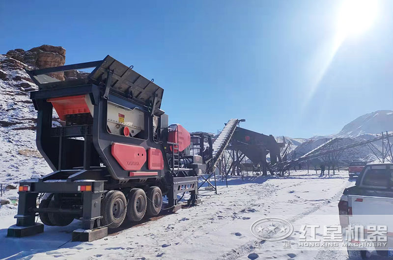 移動(dòng)破碎機工作現場(chǎng)圖片