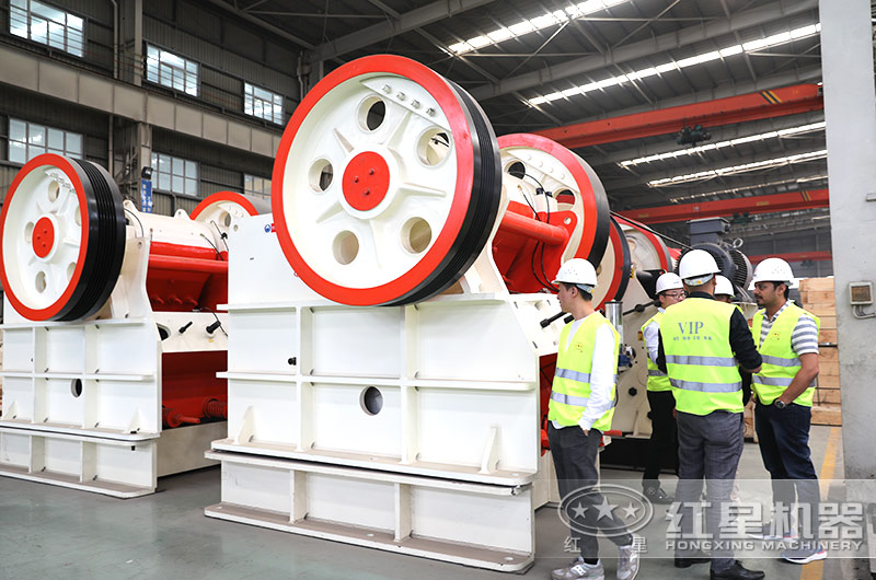 顎式碎石機設備用戶(hù)參觀(guān)現場(chǎng)