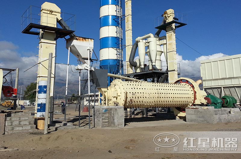 球磨機粉磨水泥熟料現場(chǎng)