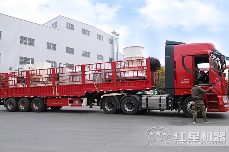 紅星廠(chǎng)家的大型破碎機發(fā)貨中