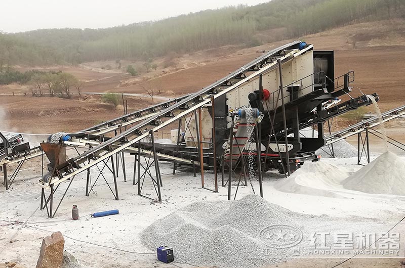 移動(dòng)式反擊破工作現場(chǎng)圖片