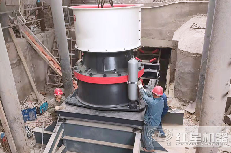 圓錐破碎機工作現場(chǎng)圖片 圓錐破碎機工作現場(chǎng)圖片