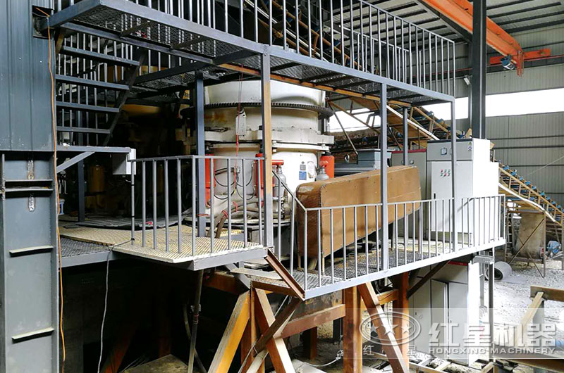 圓錐破碎機工作現場(chǎng)圖片 圓錐破碎機工作現場(chǎng)圖片