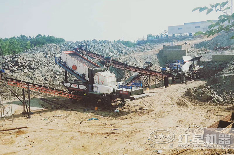 移動(dòng)破碎生產(chǎn)線(xiàn)作業(yè)現場(chǎng)