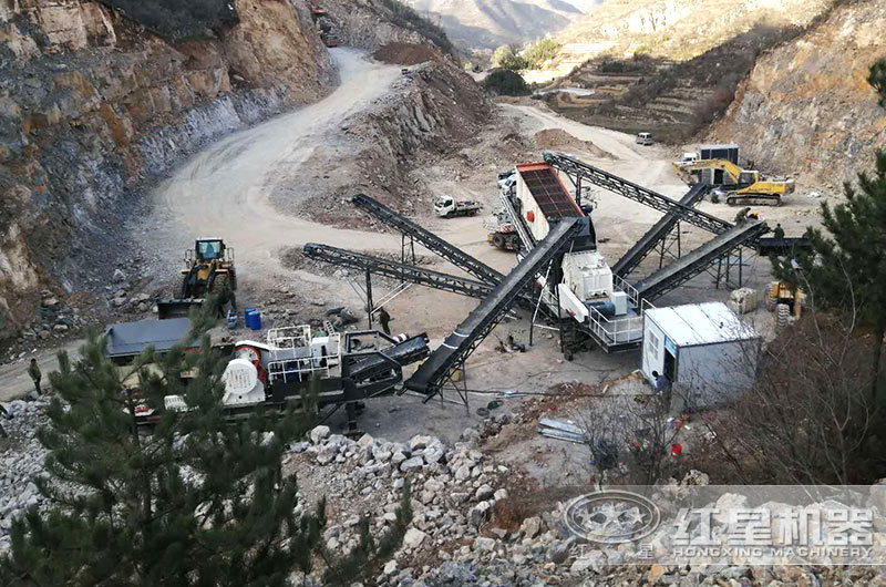 移動(dòng)破碎機工作現場(chǎng)實(shí)拍圖 移動(dòng)破碎機工作現場(chǎng)實(shí)拍圖