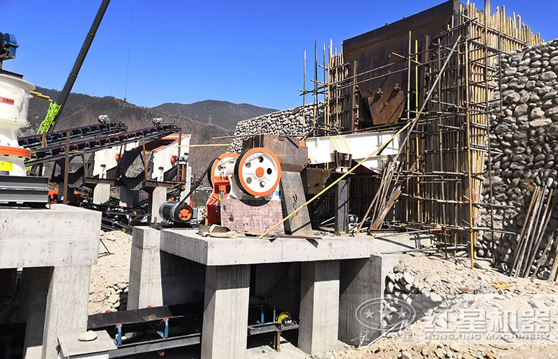 石子破碎機一臺多少錢(qián)？時(shí)產(chǎn)量100噸左右