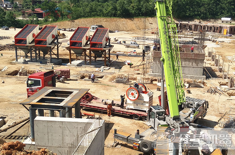 大型固定式破碎設備碎石生產(chǎn)線(xiàn)安裝現場(chǎng)