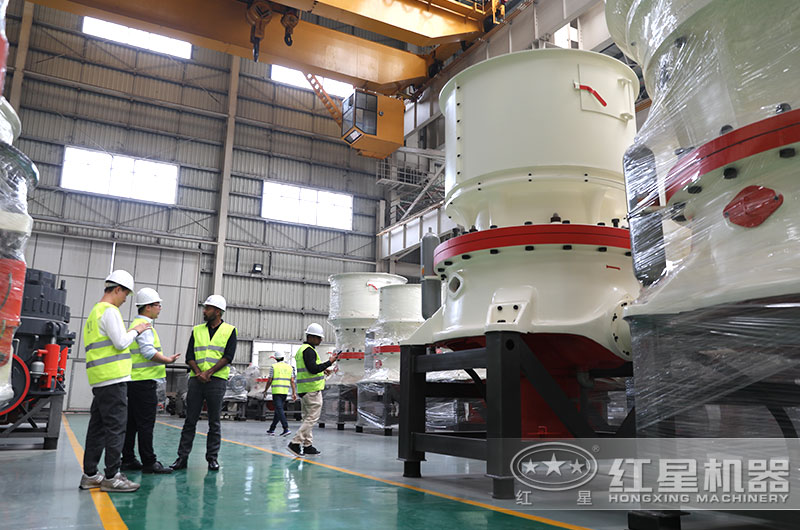 客戶(hù)來(lái)廠(chǎng)參觀(guān)考察大型礦山破碎機