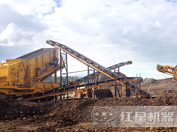 顎式移動(dòng)破碎機作業(yè)現場(chǎng)