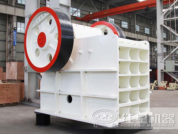 鄂式破碎機的潤滑保養及破碎生產(chǎn)現場(chǎng)視頻