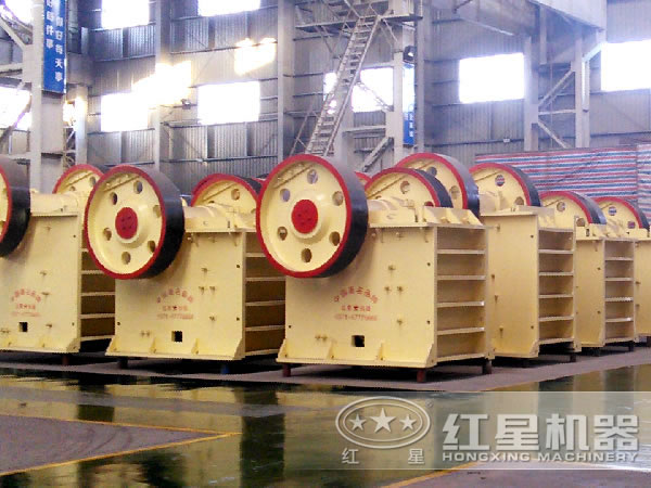 顎式碎石機生產(chǎn)廠(chǎng)家車(chē)間