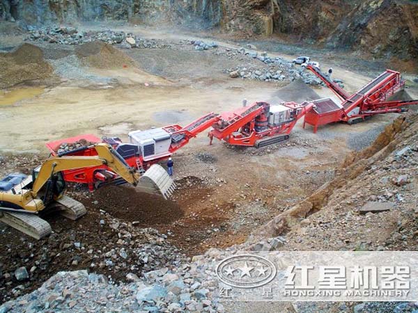 履帶式移動(dòng)破碎站工作現場(chǎng)