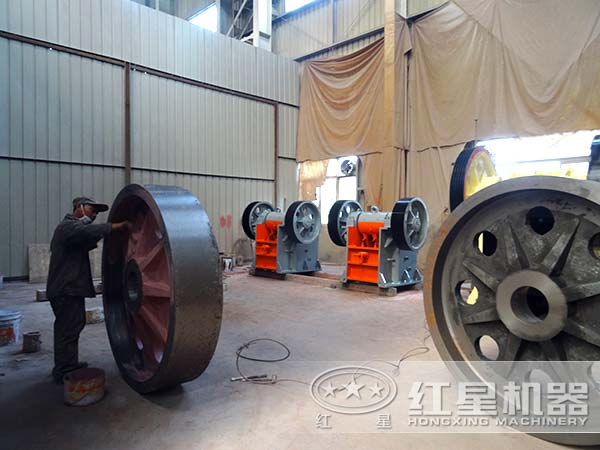 簡(jiǎn)擺式破碎機加工車(chē)間