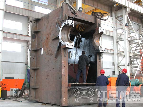 大型破碎設備生產(chǎn)車(chē)間