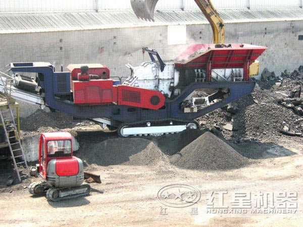 建筑垃圾移動(dòng)破碎站工作現場(chǎng)