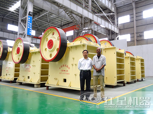 巖石破碎機生產(chǎn)車(chē)間