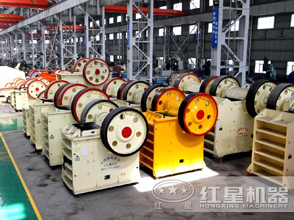 礦石顎式破碎機廠(chǎng)家車(chē)間一角