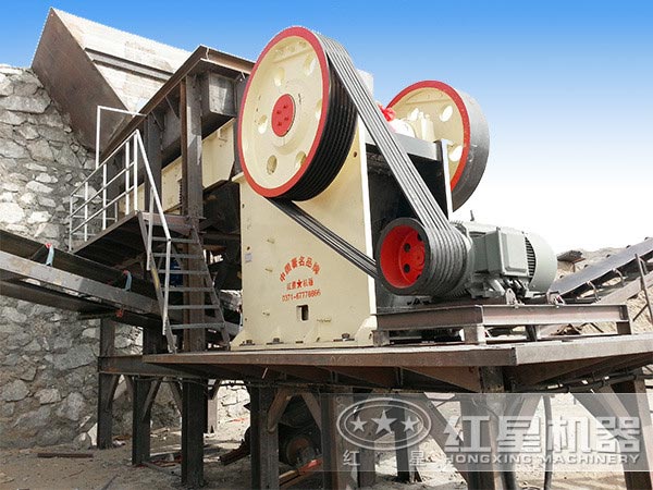 粉煤灰破碎機工作現場(chǎng)