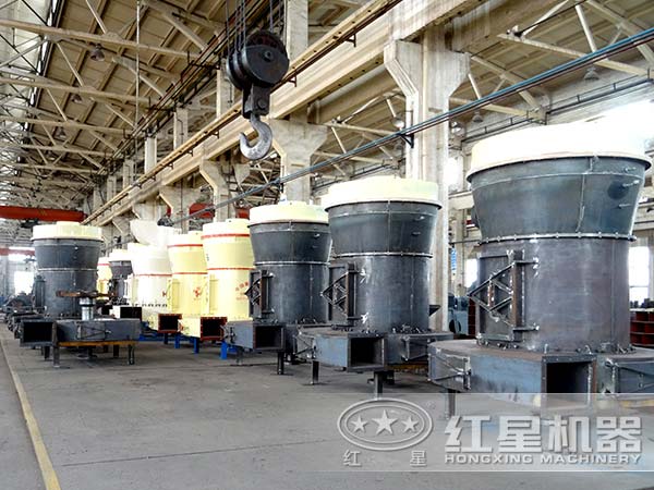 硅砂磨粉機生產(chǎn)車(chē)間