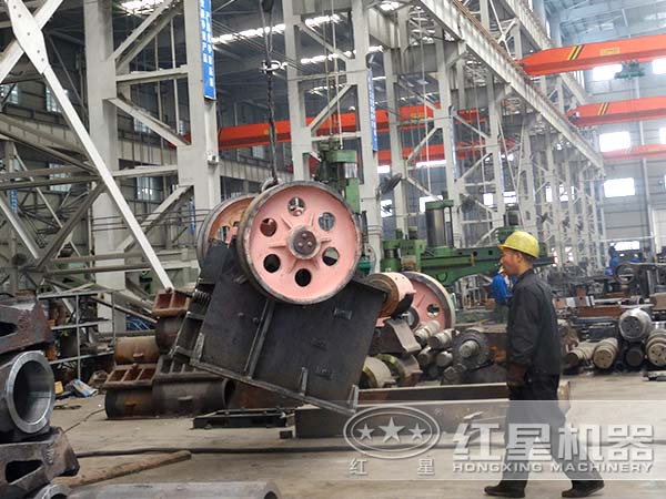 PE顎式破碎機生產(chǎn)車(chē)間