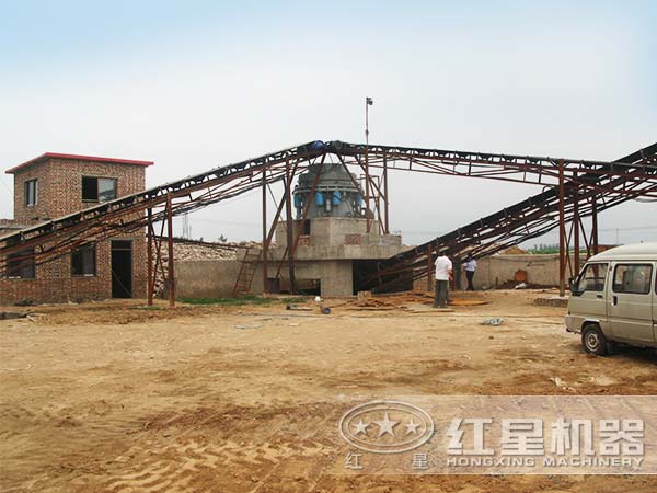 石英石圓錐破碎機工作現場(chǎng)