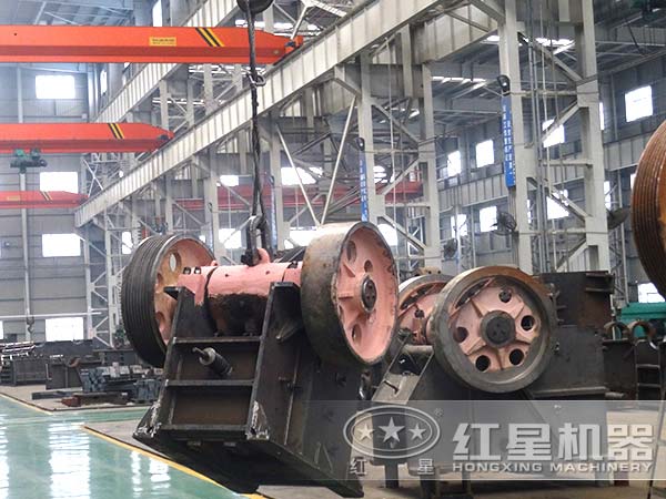 顎式石子破碎機生產(chǎn)車(chē)間