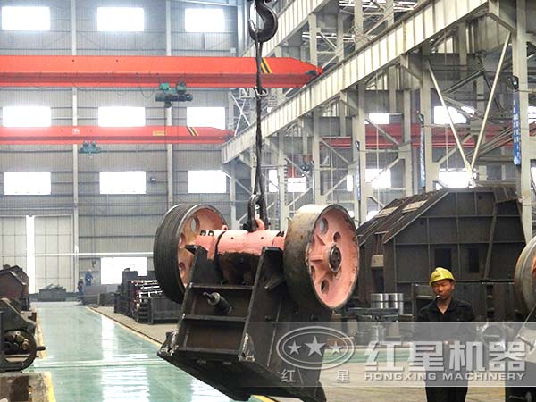 高產(chǎn)鄂式破碎機生產(chǎn)車(chē)間
