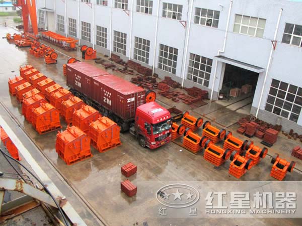 葉臘石粉碎機廠(chǎng)家廠(chǎng)區一角