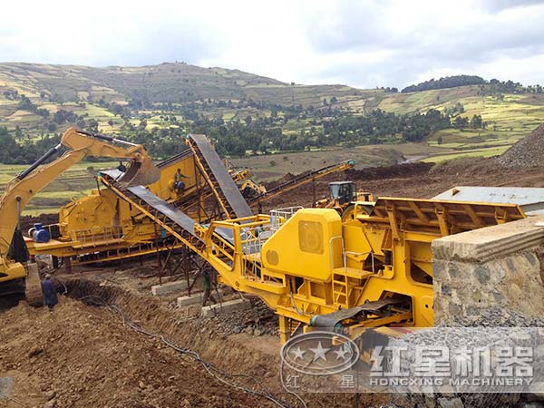 履帶式圓錐破移動(dòng)站工作現場(chǎng)