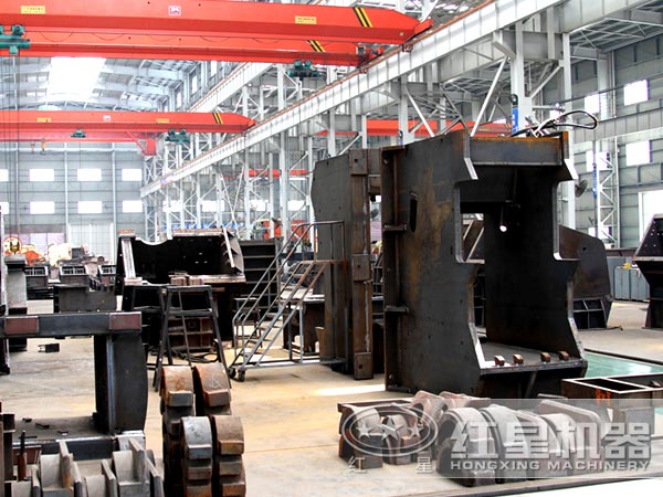 鄂式破碎機生產(chǎn)車(chē)間